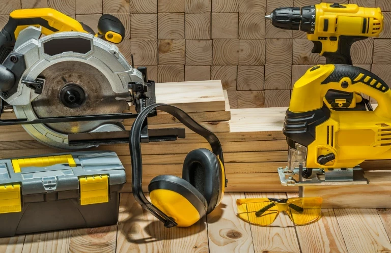 Sägen, Schrauber und Zubehör